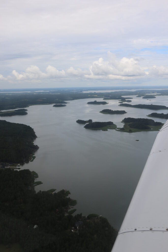 Låga cumulusmoln över Ålands skärgård.